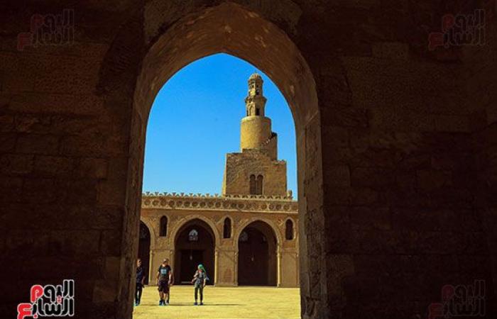 أسرار القاهرة.. كيف تحول شارع الأشراف إلى تحفة أثرية مفتوحة؟.. بقيع مصر يحتضن رفات آل البيت.. أسسه الملك الأشرف بن قلاوون.. يضم مساجد وأضرحة للسيدة نفسية وابن سيرين.. وخطة تطويره وضعها الرئيس السيسى.. صور