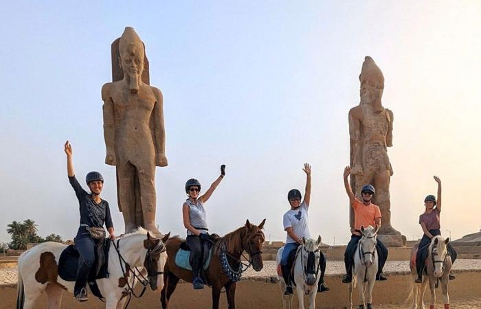 على أرضها اتمخطر واتفسح.. سياح العالم يستمتعون برحلات الخيول بين الزراعات للوقاية من حرارة الطقس غرب الأقصر.. أفواج سياحية تستقل الخيول بالبر الغربى ويلتقطون الصور التذكارية.. ومرشد سياحى: فرصة للاستجمام.. صور