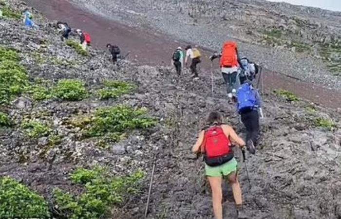 العالم هذا المساء.. مسافر يوثق مغامرته بتسلق قمة جبل فوجى باليابان.. 4 قتلى بإطلاق نار بمركز تجارى فى العاصمة التايلاندية بانكوك.. ومصرع 37 شخصا على الأقل إثر انفجار فى مصفاة نفط جنوب نيجيريا.. صور وفيديو