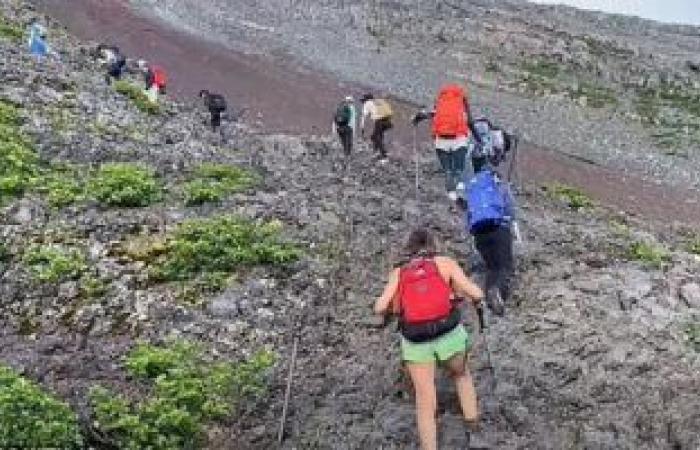 العالم هذا المساء.. مسافر يوثق مغامرته بتسلق قمة جبل فوجى باليابان.. 4 قتلى بإطلاق نار بمركز تجارى فى العاصمة التايلاندية بانكوك.. ومصرع 37 شخصا على الأقل إثر انفجار فى مصفاة نفط جنوب نيجيريا.. صور وفيديو