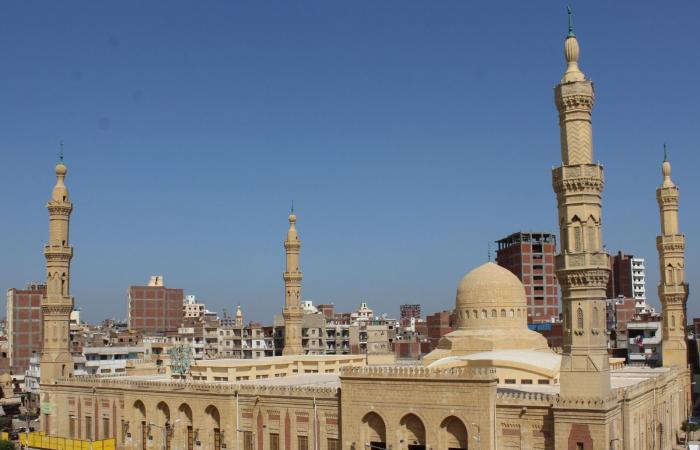 مسجد العارف بالله الدسوقى قبلة مريديه.. إقبال كبير على الاحتفال بـ"أبو العينين".. حلقات ذكر ومنشدين قدموا من محافظات الصعيد.. ومحافظ كفر الشيخ يكشف عن مشروع لتطوير ميدان الدسوقي وتوسعته .. صور