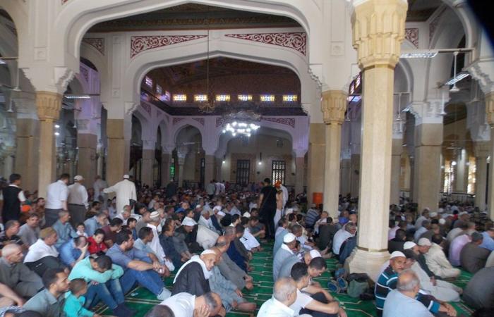 مسجد العارف بالله الدسوقى قبلة مريديه.. إقبال كبير على الاحتفال بـ"أبو العينين".. حلقات ذكر ومنشدين قدموا من محافظات الصعيد.. ومحافظ كفر الشيخ يكشف عن مشروع لتطوير ميدان الدسوقي وتوسعته .. صور