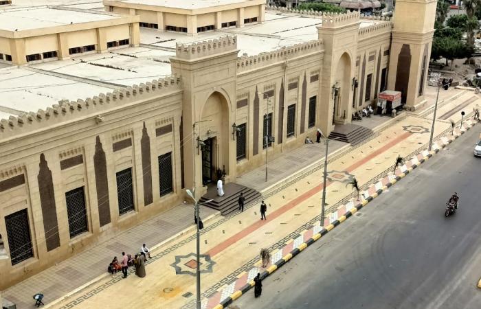 مسجد العارف بالله الدسوقى قبلة مريديه.. إقبال كبير على الاحتفال بـ"أبو العينين".. حلقات ذكر ومنشدين قدموا من محافظات الصعيد.. ومحافظ كفر الشيخ يكشف عن مشروع لتطوير ميدان الدسوقي وتوسعته .. صور