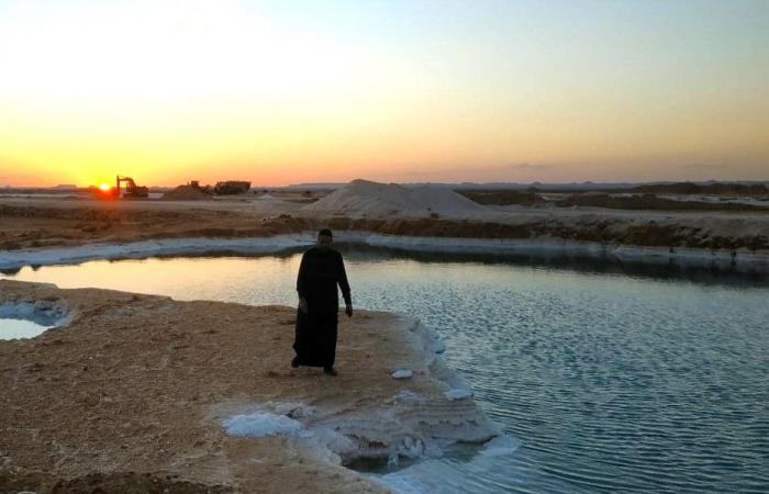 بحيرات الملح فى واحة سيوة.. لا يغرق فيها أحد.. كثافة المياه تدفع الأجسام لتطفو على سطحها.. جمال وشفاء ومتعة.. ظهرت خلال السنوات الأخيرة وأصبحت مقصداً للسياح.. صور