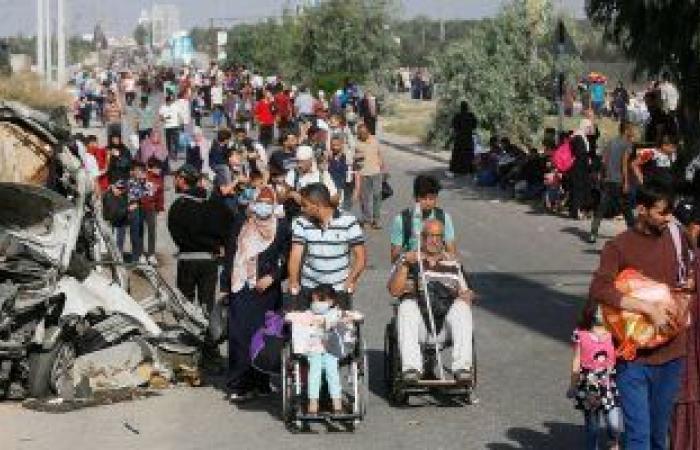 الفرار إلى المجهول.. نداءات لتكثيف مساعدات غزة ومد الهدنة.. منظمات الأمم المتحدة: لولا الجهود المصرية لن تصل المساعدات.. واكتظاظ الملاجئ 20 مرة ضعف استيعابها.. وحدة استحمام لكل 4500 نازح ومرحاض لكل 220 شخصًا