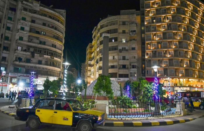 الإسكندرية تتألق بميادينها بعد تطوير ميدانى محطة مصر والفنادق بالمنشية.. افتتاح النصب الفنى بدوران الأنفوشى.. المحافظ يوجه بتعميم تجربة الطاقة الشمسية فى إضاءة الميادين.. ويؤكد: نسعى للاتجاه نحو المدن الخضراء