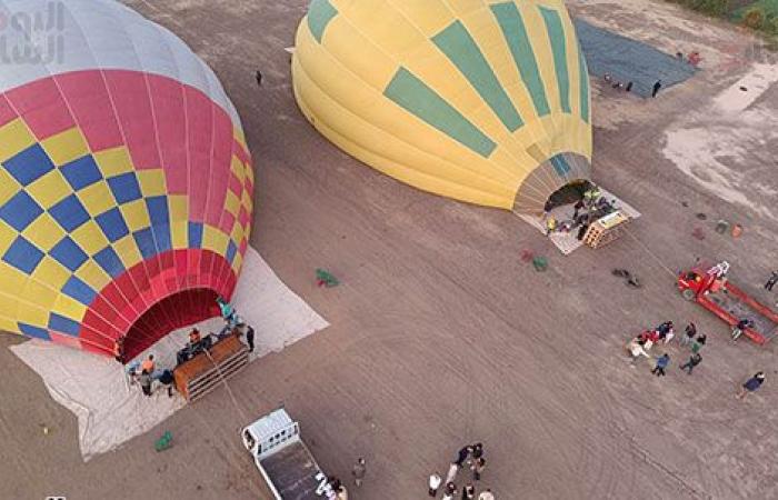 قبل احتفالات ليلة رأس السنة.. رحلات البالون الطائر بالأقصر تحقق أعلى معدلاتها منذ إنشاء القطاع.. تحليق 2100 سائح على متن 76 رحلة بالبر الغربى.. السياح يستمتعون بالتحليق على ارتفاع 1500 قدم فى رحلة 40 دقيقة