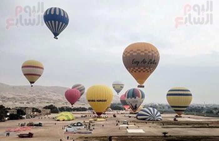 قبل احتفالات ليلة رأس السنة.. رحلات البالون الطائر بالأقصر تحقق أعلى معدلاتها منذ إنشاء القطاع.. تحليق 2100 سائح على متن 76 رحلة بالبر الغربى.. السياح يستمتعون بالتحليق على ارتفاع 1500 قدم فى رحلة 40 دقيقة