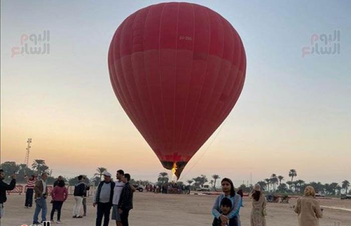 قبل احتفالات ليلة رأس السنة.. رحلات البالون الطائر بالأقصر تحقق أعلى معدلاتها منذ إنشاء القطاع.. تحليق 2100 سائح على متن 76 رحلة بالبر الغربى.. السياح يستمتعون بالتحليق على ارتفاع 1500 قدم فى رحلة 40 دقيقة