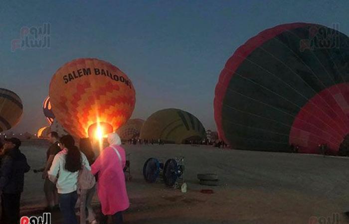 قبل احتفالات ليلة رأس السنة.. رحلات البالون الطائر بالأقصر تحقق أعلى معدلاتها منذ إنشاء القطاع.. تحليق 2100 سائح على متن 76 رحلة بالبر الغربى.. السياح يستمتعون بالتحليق على ارتفاع 1500 قدم فى رحلة 40 دقيقة