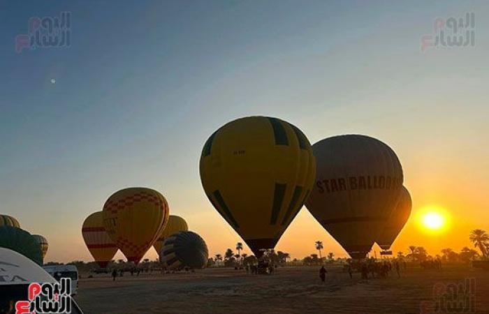 قبل احتفالات ليلة رأس السنة.. رحلات البالون الطائر بالأقصر تحقق أعلى معدلاتها منذ إنشاء القطاع.. تحليق 2100 سائح على متن 76 رحلة بالبر الغربى.. السياح يستمتعون بالتحليق على ارتفاع 1500 قدم فى رحلة 40 دقيقة