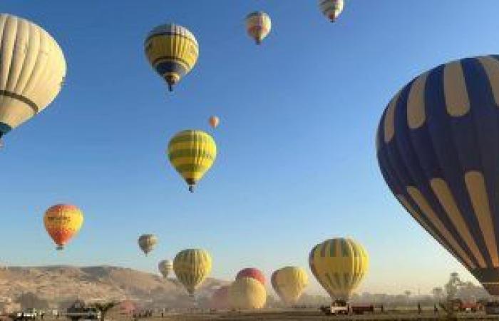 قبل احتفالات ليلة رأس السنة.. رحلات البالون الطائر بالأقصر تحقق أعلى معدلاتها منذ إنشاء القطاع.. تحليق 2100 سائح على متن 76 رحلة بالبر الغربى.. السياح يستمتعون بالتحليق على ارتفاع 1500 قدم فى رحلة 40 دقيقة