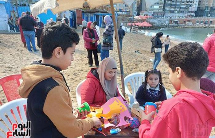 ورشة عمل للنحت على رمال شاطئ جليم العام بالإسكندرية.. مهرجان للخزف والتريكو والرسم بمشاركة ذوى الهمم.." السياحة والمصايف": نستهدف توجيه طاقات الشباب فى إجازة نصف العام.. فيديو وصور