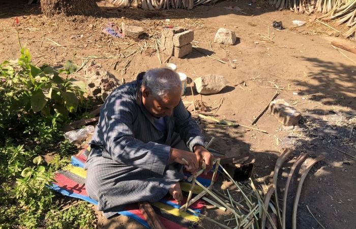 صناعة منتجات الجريد بسقارة.. تراث تصونه إبداعات عبد التواب زلط منذ 55 عامًا.. رحلة بدأها طفلا بأقفاص الخضار وبلمسة جمالية شكل تحف وأنتيكات.. ويؤكد: تطوير المهنة حافظ عليها من الاندثار.. ومنتجاتنا تصدر للخارج