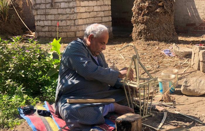 صناعة منتجات الجريد بسقارة.. تراث تصونه إبداعات عبد التواب زلط منذ 55 عامًا.. رحلة بدأها طفلا بأقفاص الخضار وبلمسة جمالية شكل تحف وأنتيكات.. ويؤكد: تطوير المهنة حافظ عليها من الاندثار.. ومنتجاتنا تصدر للخارج