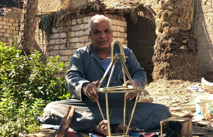 صناعة منتجات الجريد بسقارة.. تراث تصونه إبداعات عبد التواب زلط منذ 55 عامًا.. رحلة بدأها طفلا بأقفاص الخضار وبلمسة جمالية شكل تحف وأنتيكات.. ويؤكد: تطوير المهنة حافظ عليها من الاندثار.. ومنتجاتنا تصدر للخارج