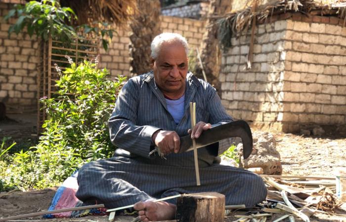 صناعة منتجات الجريد بسقارة.. تراث تصونه إبداعات عبد التواب زلط منذ 55 عامًا.. رحلة بدأها طفلا بأقفاص الخضار وبلمسة جمالية شكل تحف وأنتيكات.. ويؤكد: تطوير المهنة حافظ عليها من الاندثار.. ومنتجاتنا تصدر للخارج