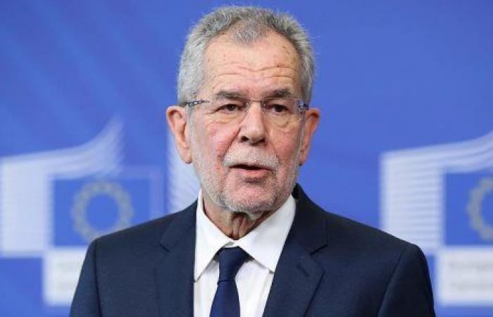الرئيس النمساوى يمنح 3 علماء حاصلين على جائزة نوبل وسام الشرف الذهبى