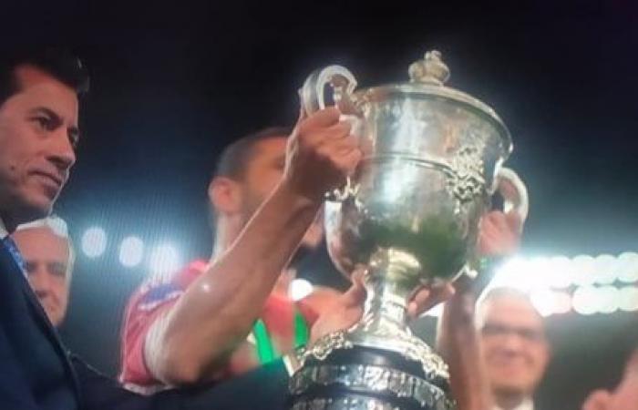 وزير الرياضة يُسلم كأس مصر للنادي الأهلي بعد فوزه على الزمالك بهدفين