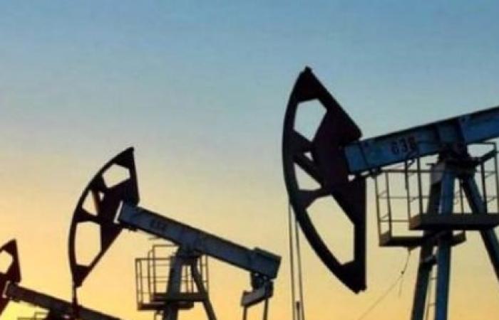 انخفاض الإمدادات العالمية من النفط والغاز إلى 101.7 مليون برميل يوميا