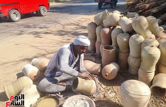 "العلاوى والقعابى والبلاص والبرام والماجور".. أشهر أسماء الأوانى الفخارية بسوهاج.. تستخدم للشرب وطهى وحفظ الطعام.. الخامات طبيعية ومقاومة للأمراض.. وتأتى من قنا وأسوان وتدل على فخامة العائلات.. صور