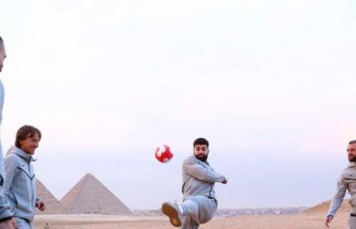 مانشستر سيتي يحتفل بمهارات نجومه الكروات في الأهرامات قبل مواجهة مصر