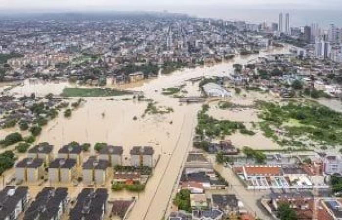 العالم هذا الصباح.. القمر البدر لشهر رمضان يُزين سماء المدينة المنورة.. ارتفاع حصيلة ضحايا الأمطار جنوب البرازيل إلى 23.. قرية إيطالية تعرض المنزل بيورو واحد.. وسقوط قتلى إثر اصطدام سيارة سباق بمتفرجين بالمجر