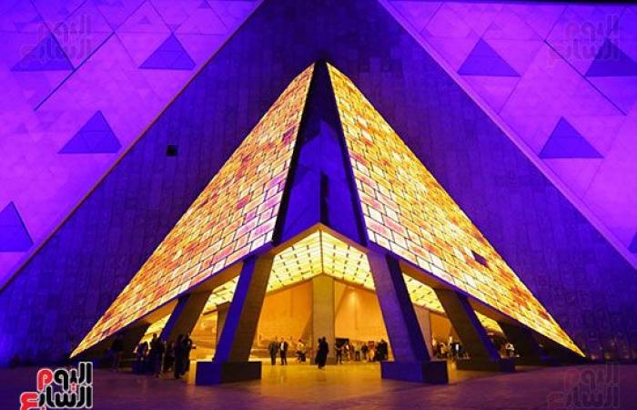 المتحف المصرى الكبير يكتسى باللون الأزرق لدعم متحدى طيف التوحد.. صور