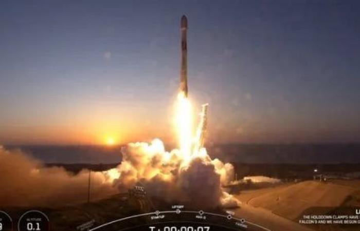 صاروخ SpaceX يطلق 11 قمرا صناعيا جديدا