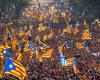 "كتالونيا مناهضة للفاشية".. ماذا يحدث داخل شوارع المدينة الأسبانية؟